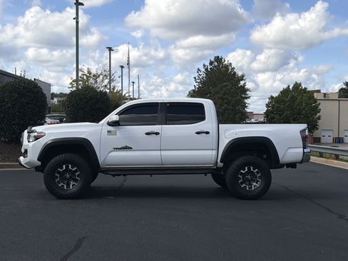 Used 2020 Toyota Tacoma TRD Off-Road AWD/4WD image 11