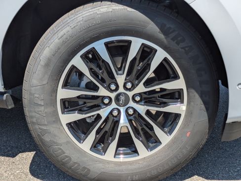 Used 2025 Ford Expedition Platinum AWD/4WD image 11