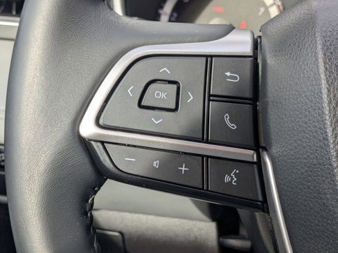 Used 2023 Toyota Highlander XLE image 12