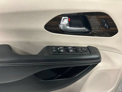 Used 2023 Chrysler Pacifica Limited FWD image 14