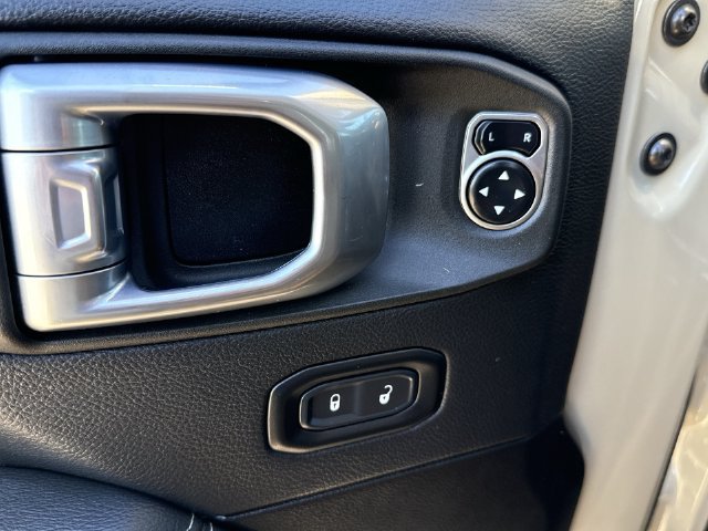 Used 2022 Jeep Wrangler Unlimited Rubicon w/ LED Lighting Group AWD/4WD image 17