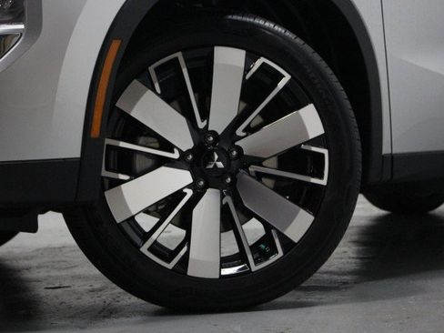 New 2025 Mitsubishi Outlander SE image 3