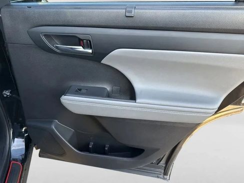 Used 2022 Toyota Highlander XLE image 30