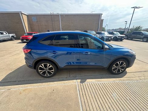 Used 2022 Ford Escape SE w/ SE Sport Appearance Package FWD image 2