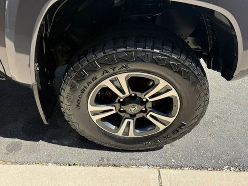 Used 2017 Toyota Tacoma TRD Sport w/ Tow Package AWD/4WD image 10