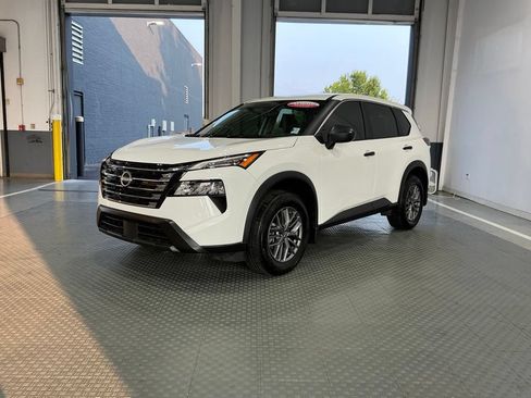 Used 2025 Nissan Rogue S FWD image 2