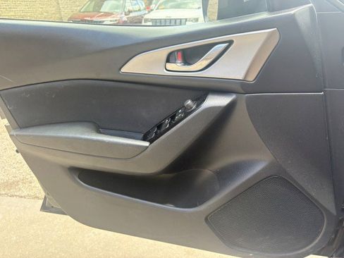 Used 2017 MAZDA MAZDA3 Sport FWD image 2