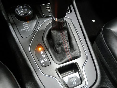 Used 2019 Jeep Cherokee Trailhawk w/ Comfort/Convenience Group image 24