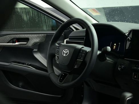 Used 2025 Toyota Camry XLE image 32