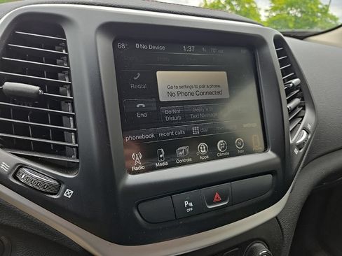 Used 2018 Jeep Cherokee Trailhawk w/ Cold Weather Group AWD/4WD image 21