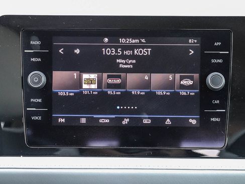 Certified 2025 Volkswagen Taos SE FWD image 15