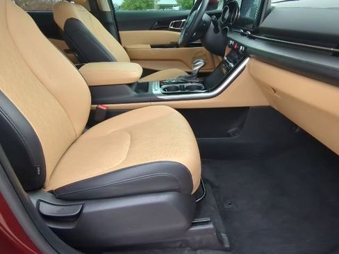 Used 2024 Kia Carnival EX image 22