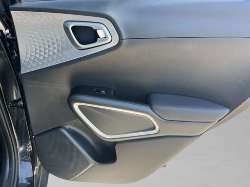 Used 2023 Kia Soul LX image 18