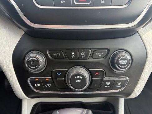 Used 2021 Jeep Cherokee Latitude Plus w/ Sun & Sound Group AWD/4WD image 10