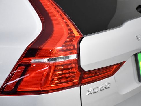 Used 2025 Volvo XC60 B5 Plus image 32