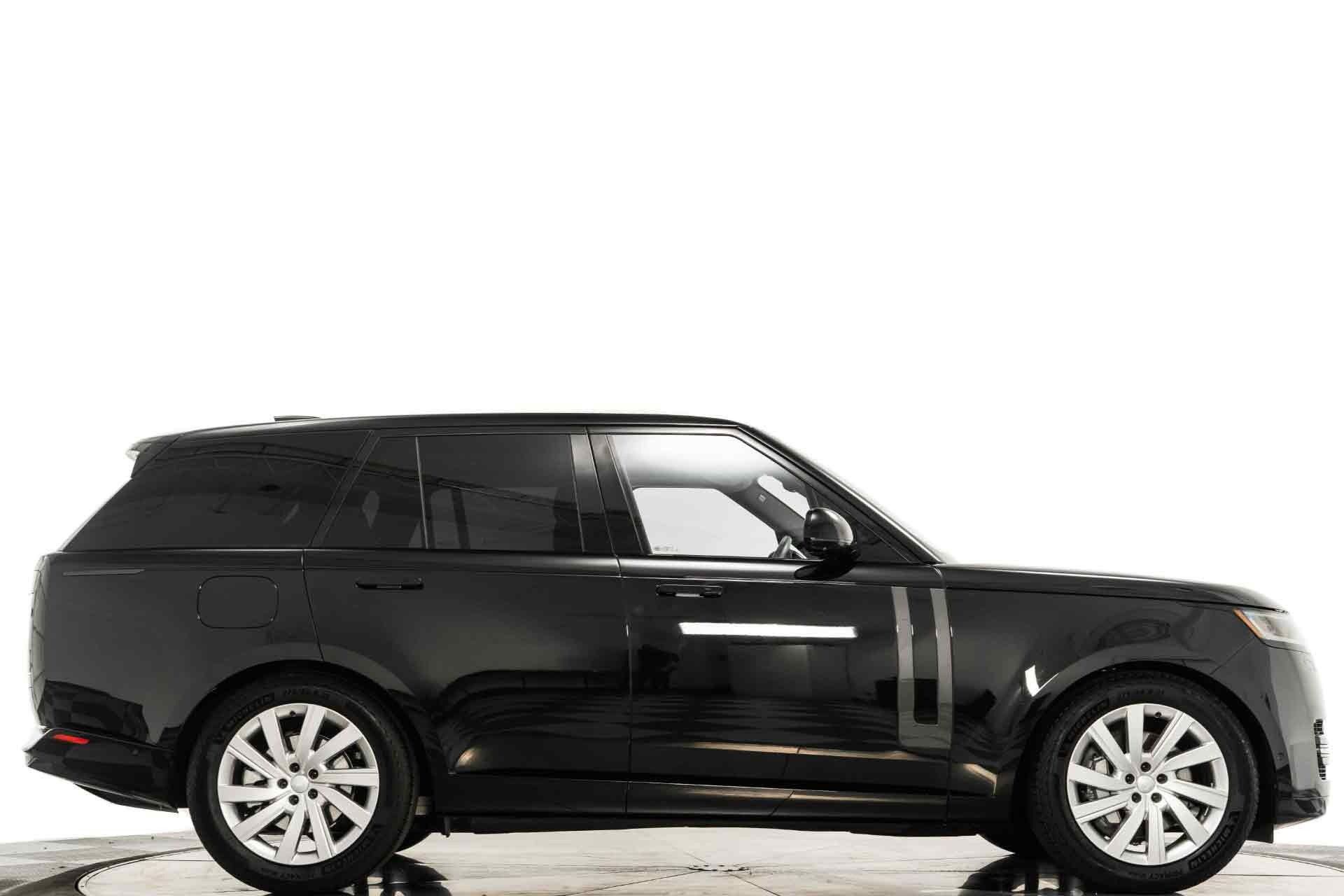Used 2024 Land Rover Range Rover SE AWD/4WD image 2