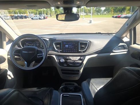 Used 2017 Chrysler Pacifica Limited w/ UConnect Theater Package FWD image 21