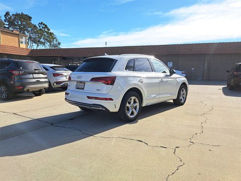Used 2023 Audi Q5 2.0T Premium w/ Convenience Package image 3