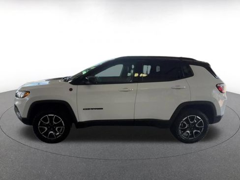 Used 2025 Jeep Compass Trailhawk AWD/4WD image 6