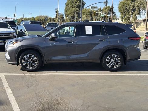 Used 2021 Toyota Highlander XLE image 3