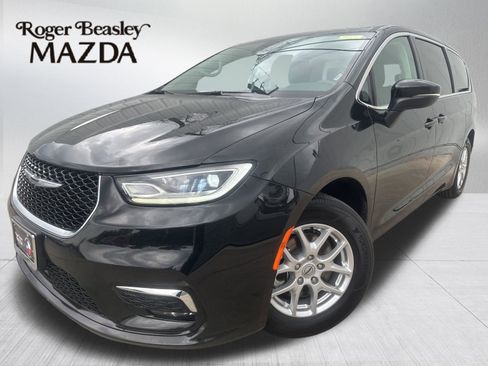 Used 2023 Chrysler Pacifica Touring-L image 1