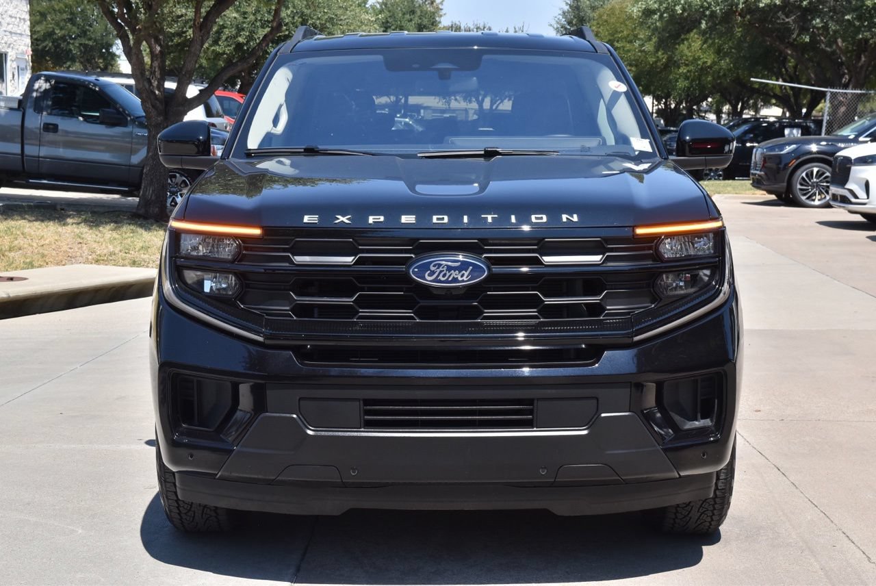 Used 2025 Ford Expedition Active RWD image 3