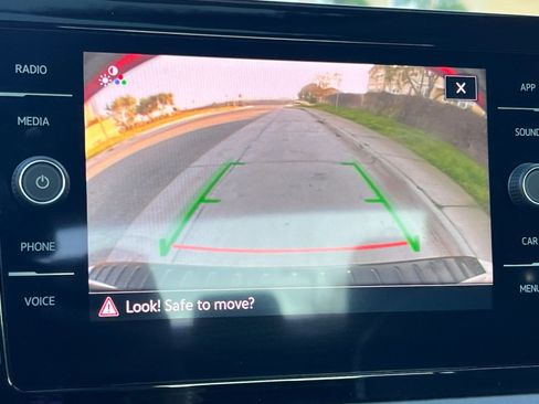 Certified 2025 Volkswagen Jetta SE w/ Sunroof Package image 18