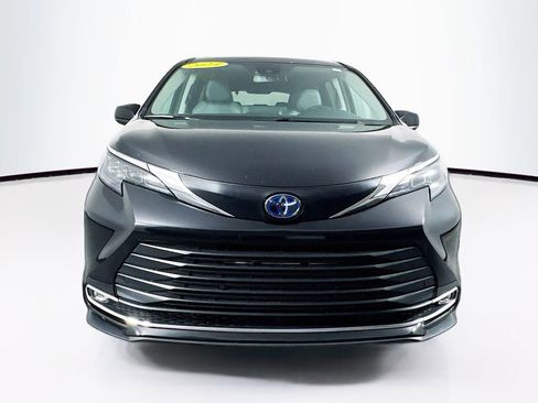 Used 2024 Toyota Sienna XLE image 2