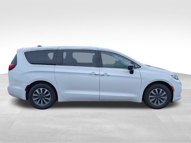 Used 2024 Chrysler Pacifica Limited FWD image 8