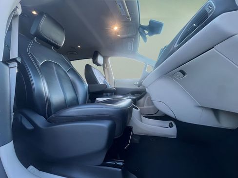 Used 2023 Chrysler Pacifica Touring-L image 19