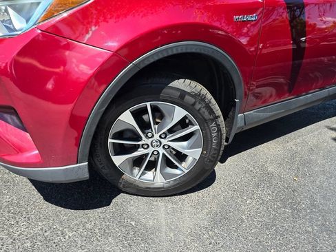 Used 2018 Toyota RAV4 LE AWD/4WD image 2