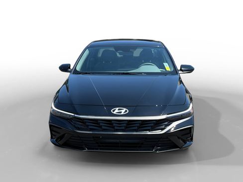 Certified 2026 Hyundai Elantra SE FWD image 8