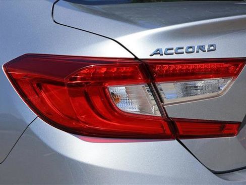 Used 2018 Honda Accord Touring image 11