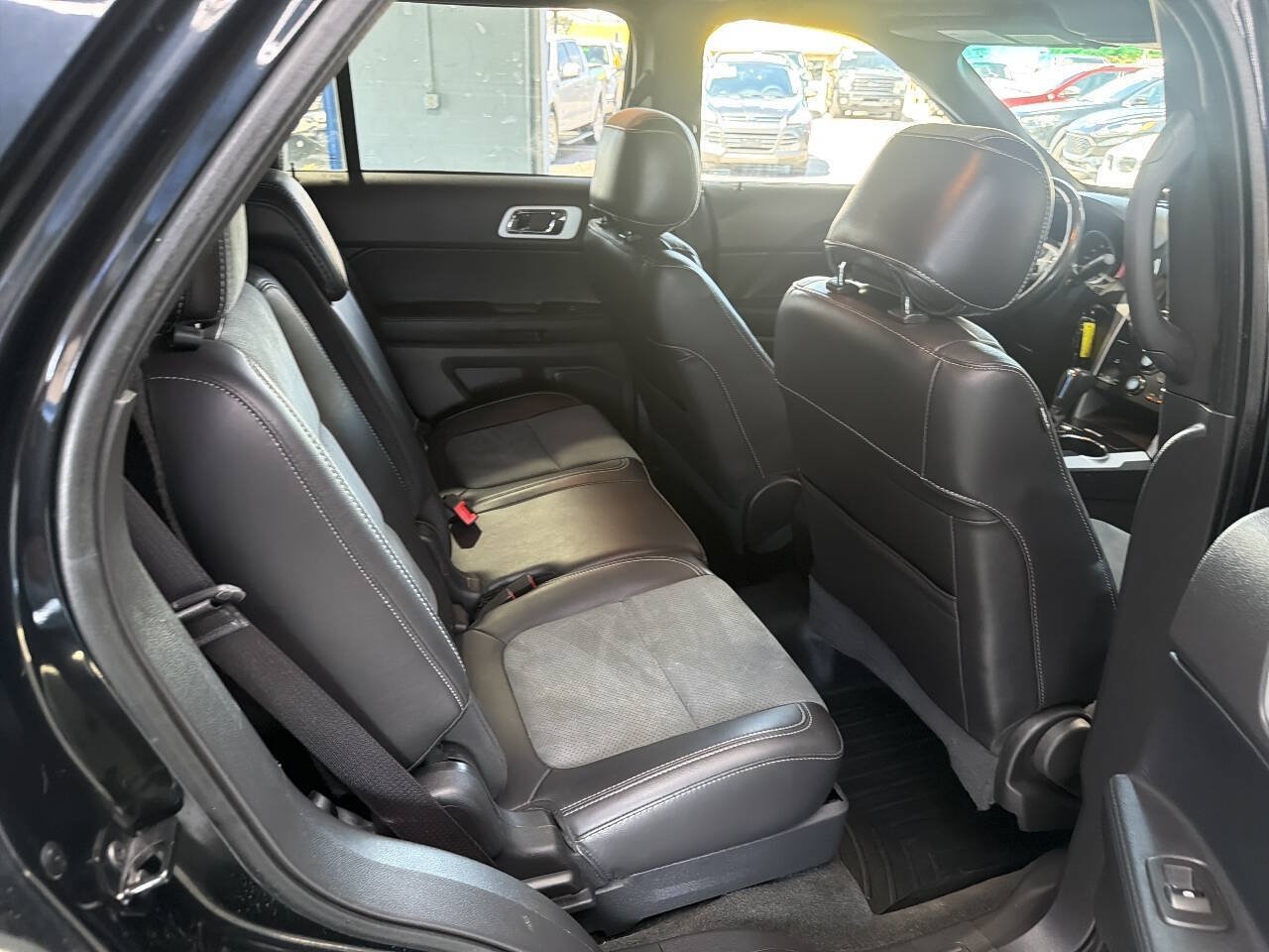 Used 2015 Ford Explorer XLT w/ Equipment Group 202A AWD/4WD image 18
