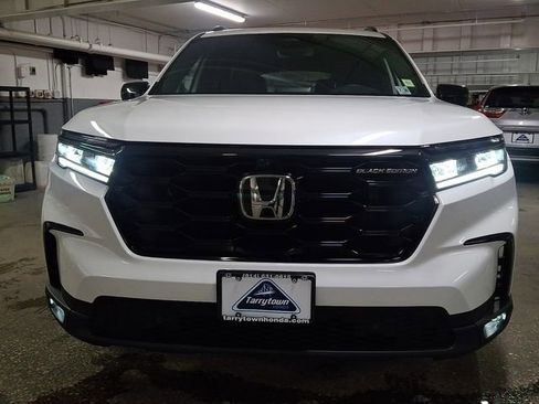 Used 2025 Honda Pilot Black Edition image 2