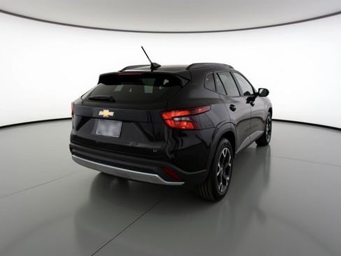 Used 2025 Chevrolet Trax LT FWD image 9