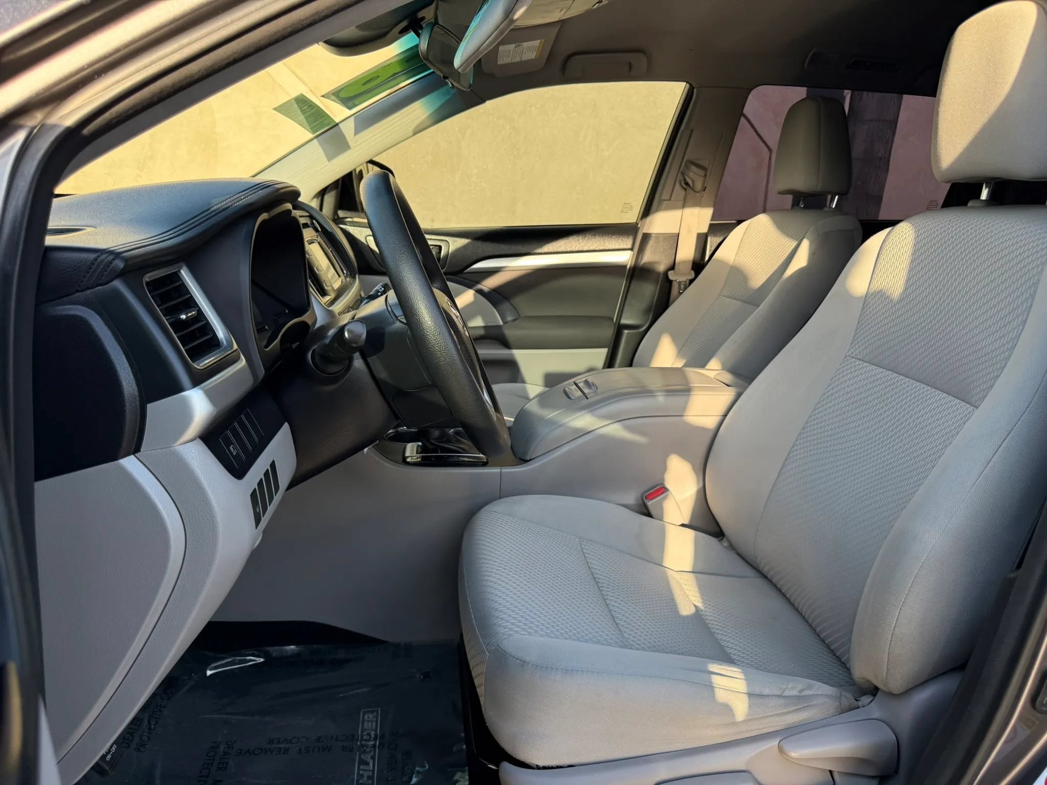 Used 2018 Toyota Highlander LE w/ Carpet Mat Package (TMS) AWD/4WD image 22