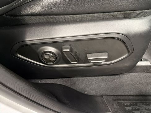 Used 2024 Jeep Grand Cherokee Limited w/ Black Appearance Package image 24