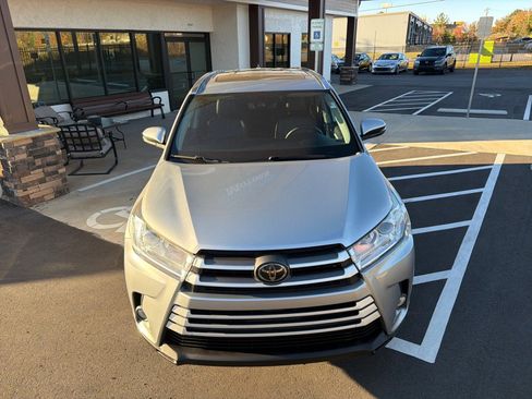 Used 2019 Toyota Highlander XLE w/ Carpet Mat Package (TMS) image 10