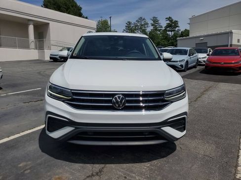 Certified 2024 Volkswagen Tiguan SE w/ Panoramic Sunroof Package FWD image 2