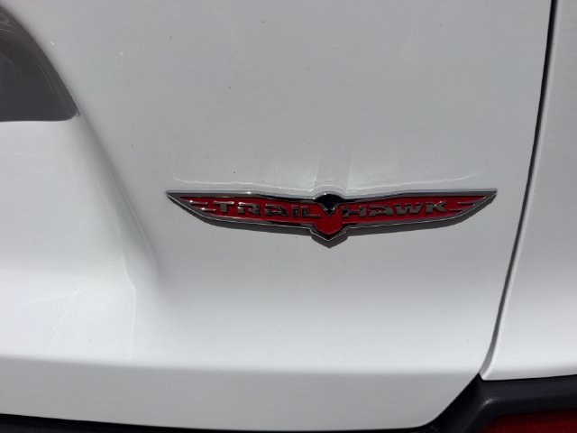 Used 2020 Jeep Cherokee Trailhawk AWD/4WD image 10