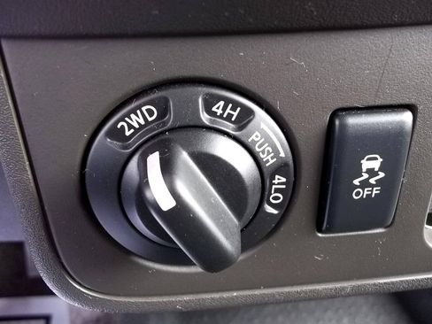 Used 2012 Nissan Frontier SV w/ SV Premium Utility Pkg AWD/4WD image 19