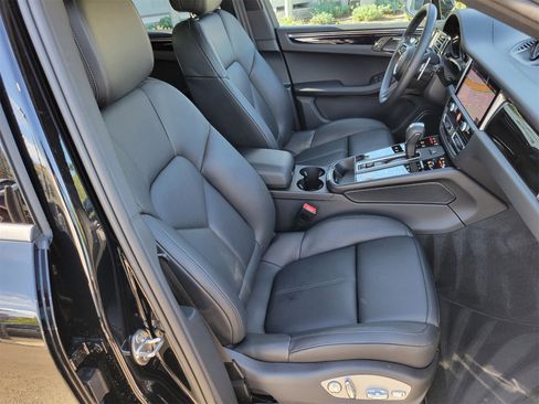 Used 2025 Porsche Macan image 29
