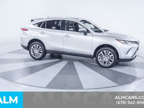 Used 2022 Toyota Venza XLE image 14