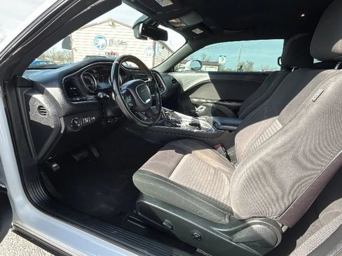 Used 2019 Dodge Challenger SXT w/ Driver Convenience Group RWD image 2
