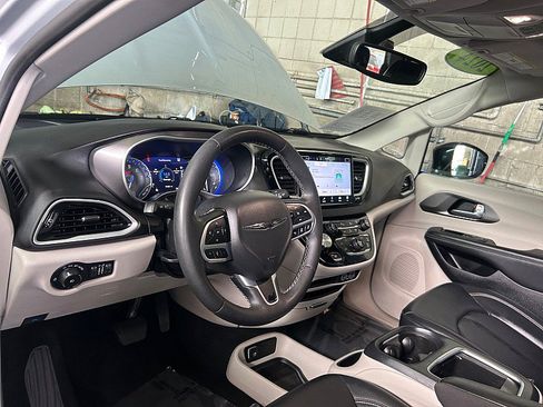 Used 2024 Chrysler Pacifica Touring-L FWD image 18