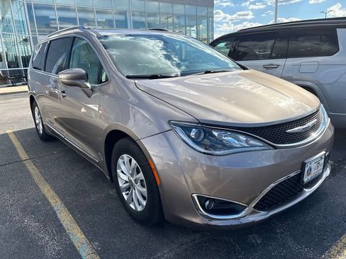 Certified 2018 Chrysler Pacifica Touring-L FWD image 1