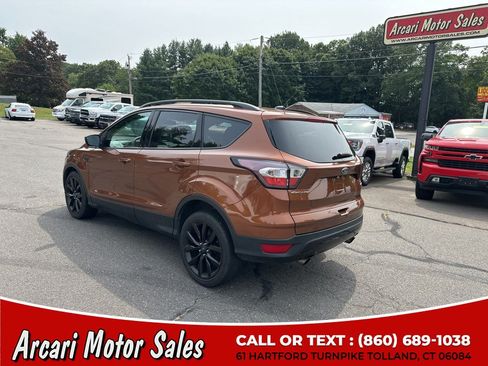 Used 2017 Ford Escape SE w/ SE Sport Appearance Package FWD image 3