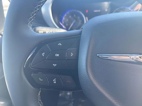 Used 2025 Chrysler Pacifica Limited FWD image 25