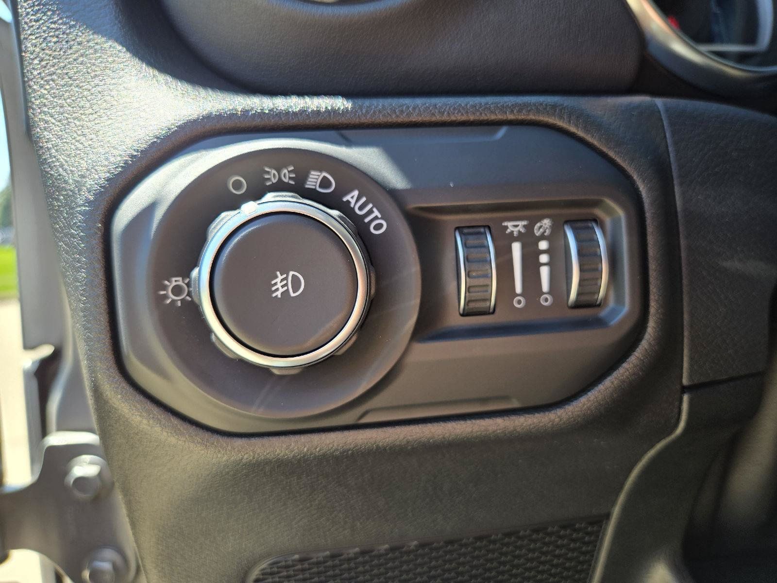 Used 2021 Jeep Wrangler Unlimited Sahara AWD/4WD image 14